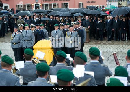 ARCHIVFOTO: Vor 5 Jahren, am 16. Juni 2017, starb Helmut KOHL, Bundeswehrsoldaten wachen am Sarg mit Helmut Kohl, im Hintergrund die Witwe Maike KOHL-RICHTER, der ehemalige US-Präsident Bill CLINTON, EU-Kommissionspräsident Jean-Claude JUNCKER, Bundeskanzlerin Angela MERKEL, Bundespräsident Frank Walter STEINMEIER und seine Frau Elke BUEDENBENDER, BvÉ¬ºdenbender, Militäreskorte auf dem Domplatz, Staatszeremonie für den verstorbenen ehemaligen Bundeskanzler Helmut Kohl im Dom zu Speyer, 01.07.2017. vÇ¬ Stockfoto