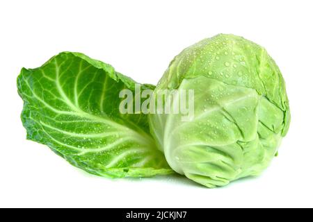 Kohl mit Wassertropfen isoliert auf weißem Hintergrund Stockfoto