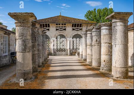 Säulen säumen den ehemaligen Eingang zum Archäologischen Museum. Es erinnert an die römische Vergangenheit der Stadt am Ufer der Charente in Frankreich Stockfoto