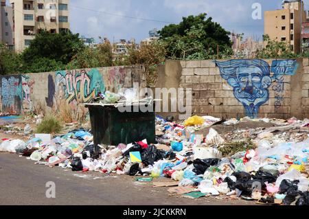 Müll in Beirut, Libanon, Juni 13 2022. Während das Müllproblem im Libanon außer Kontrolle Gerät, vermehren sich die Plünderer auf der Jagd nach Metall, Kunststoff und anderen Wertgegenständen im Müll inmitten einer beispiellosen Krise und hoher Arbeitslosigkeit, da Metall und andere Wertgegenstände einen hohen Preis auf dem Markt erreichen können. Laut dem Mediennetzwerk Arab News „produziert der Libanon seit Jahrzehnten mehr Abfall, als er bewältigen könnte, was 2015 in Bergen von Müll gipfelte, als Massenproteste ausbrachen, die das Versagen der Regierung verurteilten, einen effektiven Abfall zu finden Stockfoto
