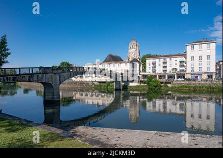 Blick auf Saintes und den Fluss Charente, dominiert von der Spitze der Kirche Saint-Pierre, Frankreich Stockfoto