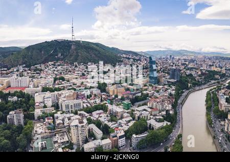 Szenische Drohnenaufnahme des Zentrums von Tiflis und des Fernsehmasts von Mtasminda, Georgien, Europa. Hochwertige Fotos Stockfoto