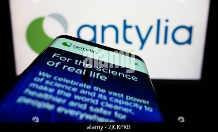 Mobiltelefon mit Website des amerikanischen Biotechnologie-Unternehmens Antylia Scientific auf dem Bildschirm vor dem Logo. Konzentrieren Sie sich auf die obere linke Seite des Telefondisplays. Stockfoto