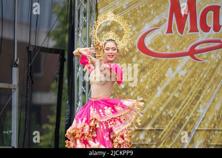 Eine thailändische Sängerin und Performerin auf der Bühne beim Magic of Thailand Festival im Basingstoke war Memorial Park. Juni 12. 2022. England Stockfoto