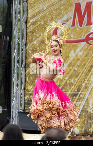 Eine thailändische Sängerin und Performerin auf der Bühne beim Magic of Thailand Festival im Basingstoke war Memorial Park. Juni 12. 2022. England Stockfoto