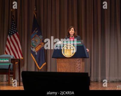 New York City, USA. 13.. Juni 2022. Die Gouverneurin von New York, Kathy Hochul, unterzeichnete am 13. Juni 2022 in der Great Hall of Cooper Union in New York City, NY, ein Gesetzespaket zum Schutz der Abtreibung und der reproduktiven Rechte von Frauen. (Foto von Steve Sanchez/SipaUSA). Quelle: SIPA USA/Alamy Live News Stockfoto