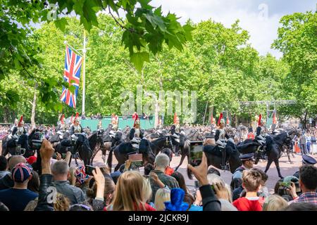 Königliche Prozession entlang der Mall in London, England, zur Feier des Platin-Jubiläums von Königin Elizabeth II im Jahr 2022 Stockfoto
