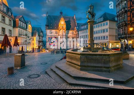 Marburg, Deutschland. Blick auf den Oberstadtmarkt mit historischem Rathaus in der Abenddämmerung (HDR - Bild) Stockfoto