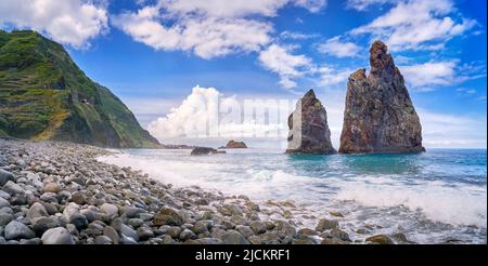 Felsformation am Strand von Ribeira da Janela, Port Moniz, Nordküste der Insel Madeira, Portugal Stockfoto