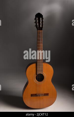 Klassische Gitarre auf grauem Hintergrund mit negativem Platz für Kopie Stockfoto