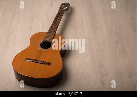 Klassische Gitarre auf grauem Hintergrund mit negativem Platz für Kopie Stockfoto