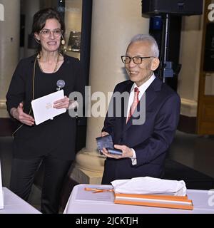 Syukuro Manabe (Physik 2021) bei einem Besuch im Nobelpreisträger-Museum in Stockholm, Schweden, am 14. Juni 2022. Picture: Syukuro Manabe spendet eine Krawatte an das Museum. Neben ihm ist die Museumsdirektorin Erika Lanner. Foto: Claudo Bresciani / TT-Code 10090 Stockfoto