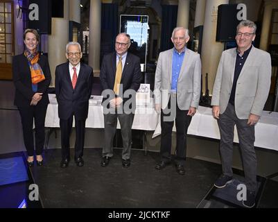 Nobelpreisträger bei einem Besuch im Nobelpreisträger-Museum in Stockholm, Schweden, am 14. Juni 2022. Von links: Frances Arnold (Chemie 2018), Syukuro Manabe (Physik 2021), David Card (Wirtschaft 2021), Christopher A Sims (Wirtschaft 2011), David WC MacMillan (Chemie 2021). Foto: Claudo Bresciani / TT-Code 10090 Stockfoto