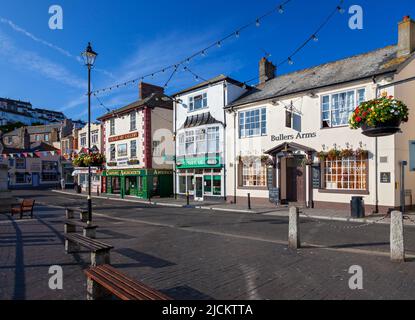 Großbritannien, England, Devon, Torbay, Brixham, Traditionelle Pubs und Geschäfte am Strand Stockfoto