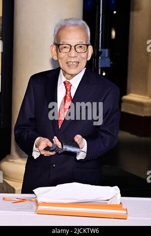 Syukuro Manabe (Physik 2021) bei einem Besuch im Nobelpreisträger-Museum in Stockholm, Schweden, am 14. Juni 2022. Picture: Syukuro Manabe spendet eine Krawatte an das Museum. Foto: Claudo Bresciani / TT-Code 10090 Stockfoto