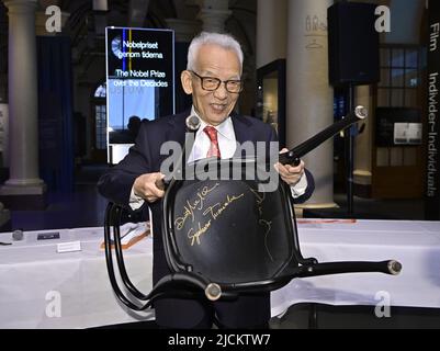 Syukuro Manabe (Physik 2021) unterschreibt einen Stuhl während eines Besuchs im Nobelpreismuseum in Stockholm, Schweden, am 14. Juni 2022. Foto: Claudo Bresciani / TT-Code 10090 Stockfoto