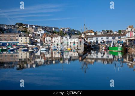 Großbritannien, England, Devon, Torbay, Brixham Harbour und The Strand mit festgetäuten Booten und der Goldenen Hind (Museumsschiff) Stockfoto