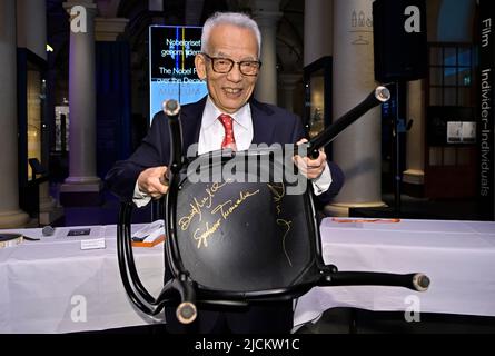 Syukuro Manabe (Physik 2021) unterschreibt einen Stuhl während eines Besuchs im Nobelpreismuseum in Stockholm, Schweden, am 14. Juni 2022. Foto: Claudo Bresciani / TT-Code 10090 Stockfoto