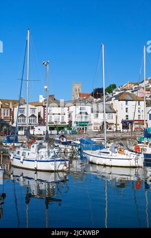 Großbritannien, England, Devon, Torbay, The Strand und Brixham Harbour mit festverankerten Yachten Stockfoto
