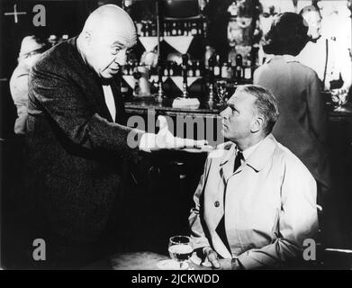 Regisseur OTTO PREMINGER und LAURENCE OLIVIER am Set offen während der Dreharbeiten zu BUNNY LAKE FEHLT 1965 Regisseur / Produzent OTTO PREMINGER Roman Marryam Modell (als Evelyn Piper) Drehbuch John Mortimer und Penelope Mortimer Wheel Productions / Columbia Productions Stockfoto