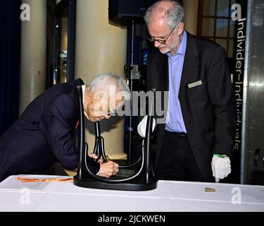 Syukuro Manabe (Physik 2021) unterschreibt einen Stuhl während eines Besuchs im Nobelpreismuseum in Stockholm, Schweden, am 14. Juni 2022. Foto: Claudo Bresciani / TT-Code 10090 Stockfoto
