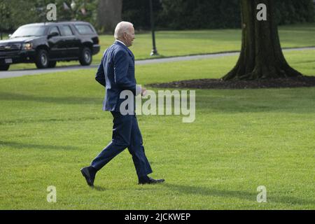 Washington, Usa. 14.. Juni 2022. US-Präsident Joe Biden verlässt das Weiße Haus in Washington, DC, um am Dienstag, den 14. Juni 2022, in Philadelphia, Pennsylvania, vor dem AFL-CIO Quadrennial Constitutional Convention 29. zu sprechen. Foto von Chris Leponis/UPI Kredit: UPI/Alamy Live News Stockfoto