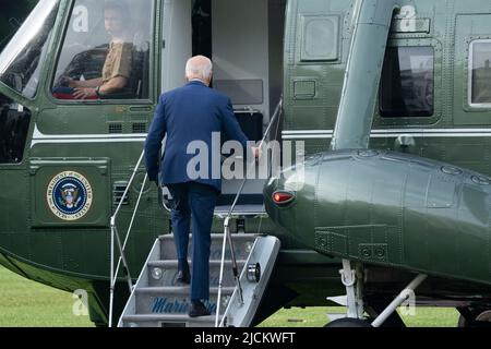 Washington, USA. 14.. Juni 2022. Der US-Präsident Joe Biden verlässt das Weiße Haus in Washington, DC, um vor dem AFL-CIO Quadrennial Constitutional Convention 29. in Philadelphia, PA, zu sprechen; 14. Juni 2022. Foto von Chris Kleponis/Pool/Sipa USA Credit: SIPA USA/Alamy Live News Stockfoto