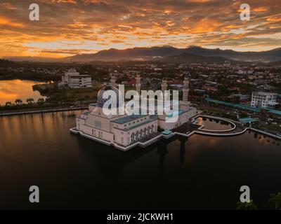 Die Kota Kinabalu City Mosque ist die zweite große Moschee in Kota Kinabalu nach der State Mosque in Sembulan. Stockfoto