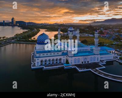 Die Kota Kinabalu City Mosque ist die zweite große Moschee in Kota Kinabalu nach der State Mosque in Sembulan. Stockfoto