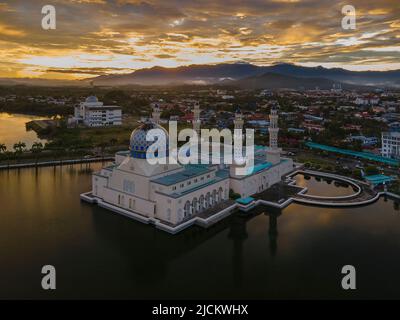 Die Kota Kinabalu City Mosque ist die zweite große Moschee in Kota Kinabalu nach der State Mosque in Sembulan. Stockfoto