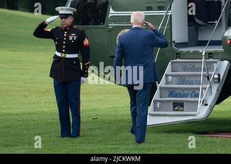 Washington, USA. 14.. Juni 2022. Der US-Präsident Joe Biden verlässt das Weiße Haus in Washington, DC, um vor dem AFL-CIO Quadrennial Constitutional Convention 29. in Philadelphia, PA, zu sprechen; 14. Juni 2022. Foto von Chris Kleponis/Pool/Sipa USA Credit: SIPA USA/Alamy Live News Stockfoto