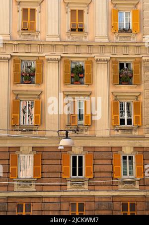 Traditionelle Italienische Fensterläden Stockfoto
