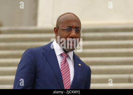 Washington - 26. Mai 2022: US-Senator Raphael Warnock (D-Ga.) geht aus dem US-Kapitol. Stockfoto