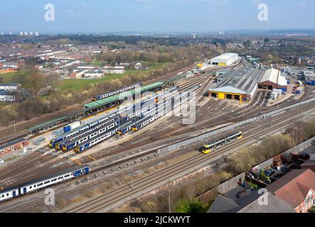 Luftaufnahme der Pausen der nördlichen Klasse 150 , 156 und 195 auf dem Eisenbahndepot von Newton Heath. 28.. März 2022. Stockfoto