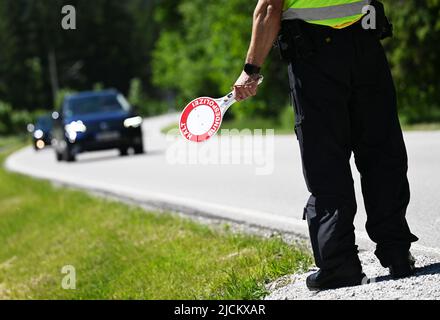 Griesen, Deutschland. 14.. Juni 2022. Ein Bundespolizist kontrolliert den Verkehr an der Grenze auf der B 23 in Griesen. Quelle: Angelika Warmuth/dpa/Alamy Live News Stockfoto