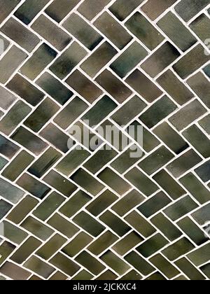 Blick auf eine geometrische Ziegeldecke in einer Struktur in Prospect Park, Brooklyn, New York. Stockfoto