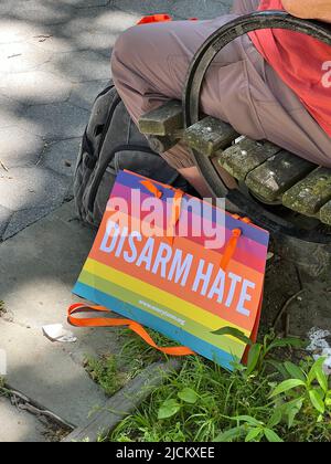 Mütter fordern Aktion NYC gedenken Wear Orange mit seiner jährlichen Kundgebung & Walk für Waffenrechtsreform in Solidarität mit Überlebenden von Waffengewalt vom Foley Square in Lower Manhattan über die Brooklyn Bridge. Stockfoto