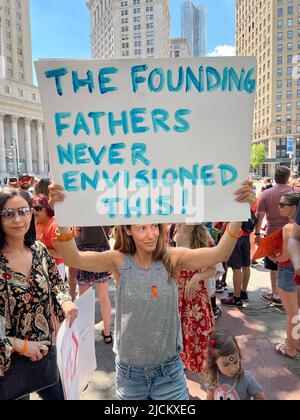 Mütter fordern Aktion NYC gedenken Wear Orange mit seiner jährlichen Kundgebung & Walk für Waffenrechtsreform in Solidarität mit Überlebenden von Waffengewalt vom Foley Square in Lower Manhattan über die Brooklyn Bridge. Stockfoto