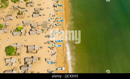 Luftdrohne von Holzhäusern in einem Fischerdorf an der Meeresküste. Sri Lanka. Stockfoto