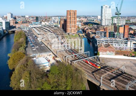 LNER 1745 Leeds nach London Kings Cross fährt von der Station Leeds ab. Auf der linken Seite ist der Fluss Aire auf der rechten Seite ist der Leeds Liverpool Canal. 20.. April 2022. Stockfoto