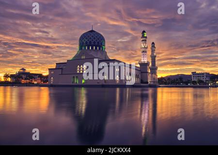 Die Kota Kinabalu City Mosque ist die zweite große Moschee in Kota Kinabalu nach der State Mosque in Sembulan. Stockfoto