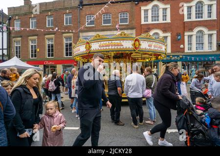 Besucher des Morpeth Fair Day 2022 in Morpeth, Northumberland, Großbritannien. Stockfoto