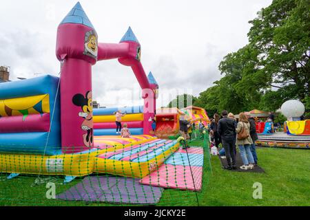 Besucher des Morpeth Fair Day 2022 in Morpeth, Northumberland, Großbritannien. Stockfoto