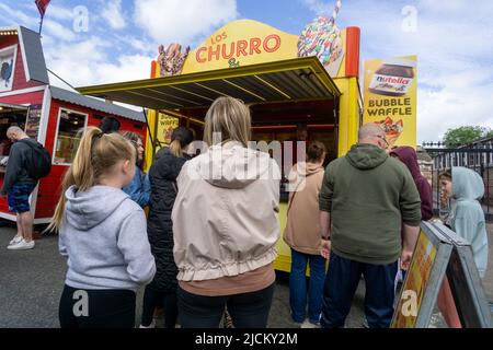 Besucher des Morpeth Fair Day 2022 in Morpeth, Northumberland, Großbritannien. Stockfoto