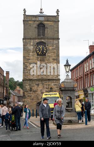 Der Uhrenturm und der Wasserbrunnen im Stadtzentrum von Morpeth, Northumberland, Großbritannien. Stockfoto