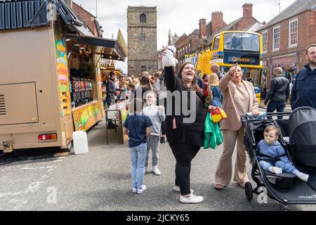 Besucher des Morpeth Fair Day 2022 in Morpeth, Northumberland, Großbritannien. Stockfoto