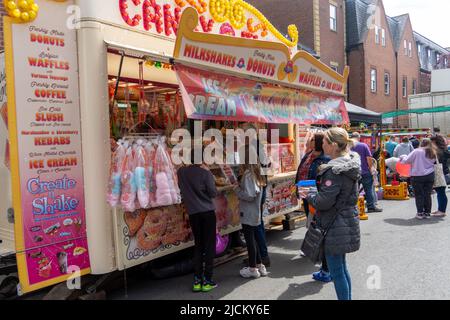 Menschen haben eine schöne Zeit zusammen am Morpeth Fair Day 2022, in Morpeth, Northumberland, Großbritannien. Stockfoto