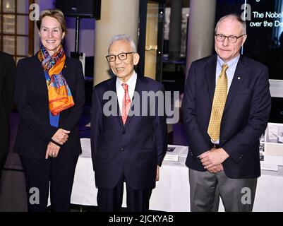 Nobelpreisträger bei einem Besuch im Nobelpreisträger-Museum in Stockholm, Schweden, am 14. Juni 2022. Von links: Frances Arnold (Chemie 2018), Syukuro Manabe (Physik 2021), David Card (Wirtschaft 2021). Foto: Claudo Bresciani / TT-Code 10090 Stockfoto