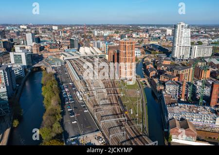 Eine Luftaufnahme vom Bahnhof Leeds kurz vor Sonnenuntergang, als eine Northern Class 150 abfährt. 20.. April 2022. Von Tom McAtee. Stockfoto