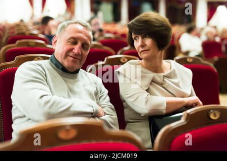 Reifer Mann, der während der Aufführung im Theater schläft Stockfoto